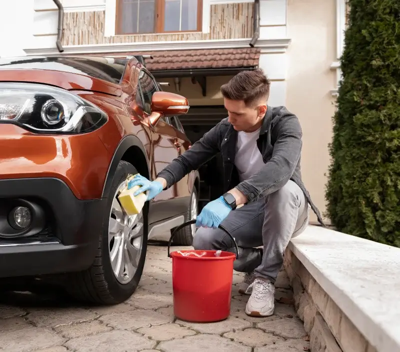 Lavage auto à domicile Ombrée d'Anjou : professionnel intervenant sur un véhicule